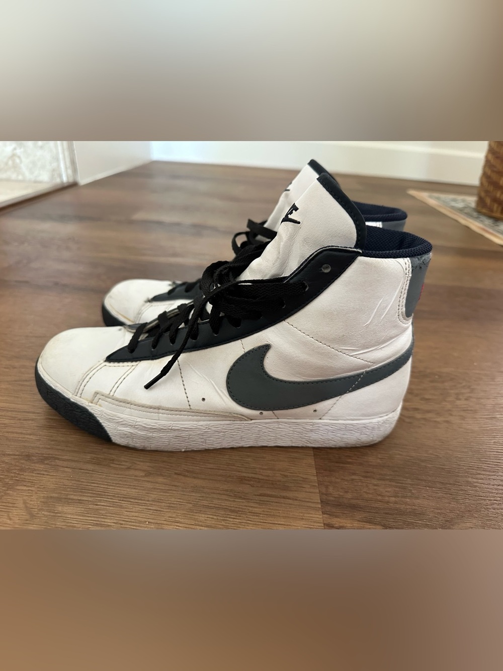 2008 Nike Blazer Mid-Top Sneakers White Leather 318705-103 Size 7Y Women’s 8.5